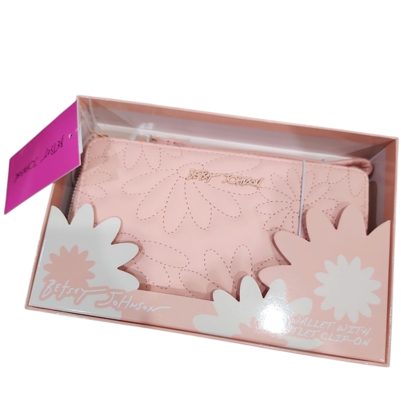 🩷🔹Betsey Johnson 🔹 Quilted Flowers Coral Pink Zip All Around Wristlet Wallet - Picture 2 of 7
